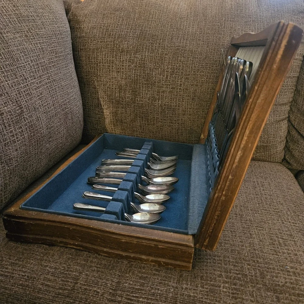 53 Piece Vintage WM Rogers‎ International Silverplate Flatware Set w/ Chest